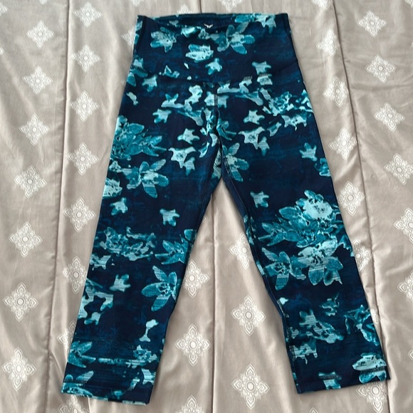 Old Navy Active Blue Floral Splash Print Cropped Workout Leggings Size S NWOT - Picture 2 of 4